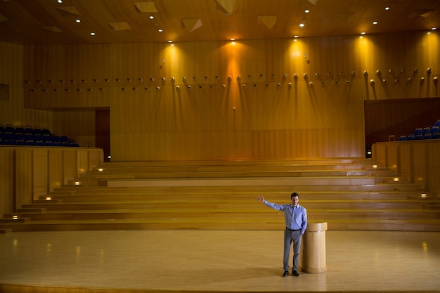 Zakenman die een toespraak houdt op conferentiecentrum