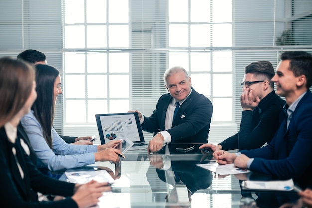 Zakenman die financiële gegevens bespreekt tijdens een werkvergadering. het concept van teamwerk