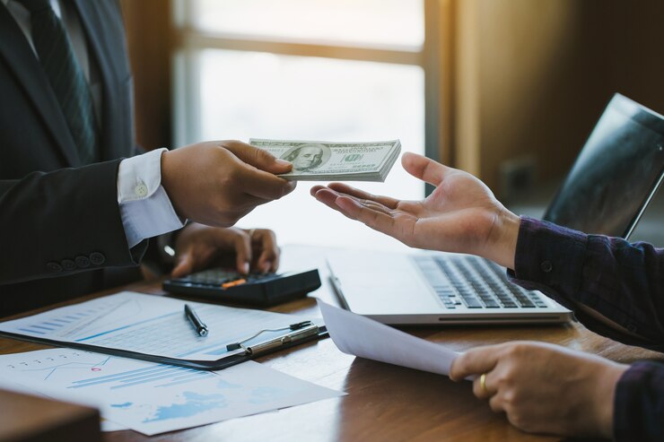 Foto zakenman die geld geeft aan zijn partner op bureau