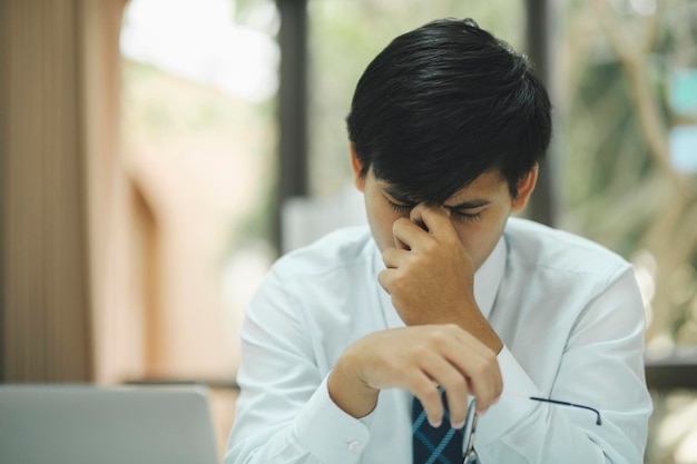 Zakenman die haar gezicht met beide handen bedekt met de stress van het werk