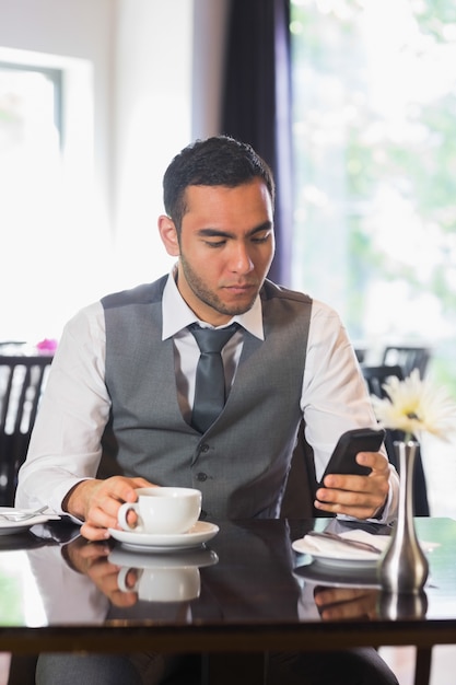 Zakenman die koffie in restaurant heeft