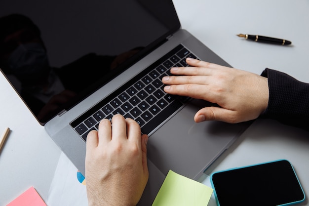 Zakenman die met laptop op bureau werkt