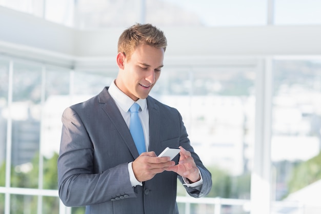 Zakenman die met zijn smartphone texting