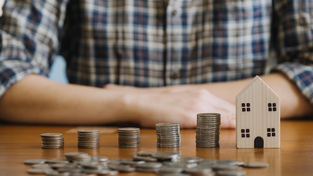 Zakenman die munten vasthoudt die glas inbrengen met behulp van een rekenmachine om concept te berekenen, geld besparen voor financiële boekhouding Zakelijke financiële investeringen Financiële planning