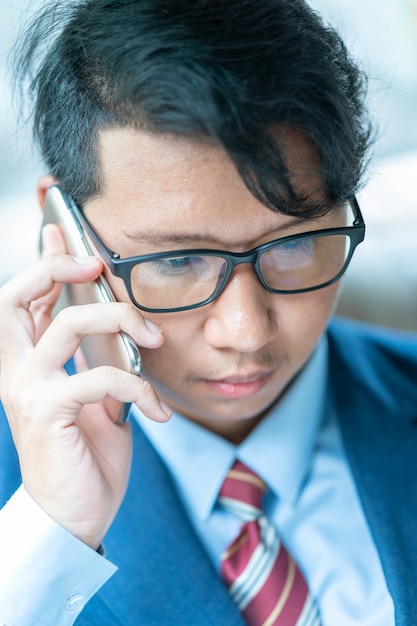 Zakenman die op de telefoon in auto spreekt