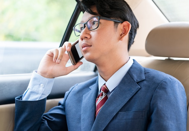 Zakenman die op de telefoon in auto spreekt