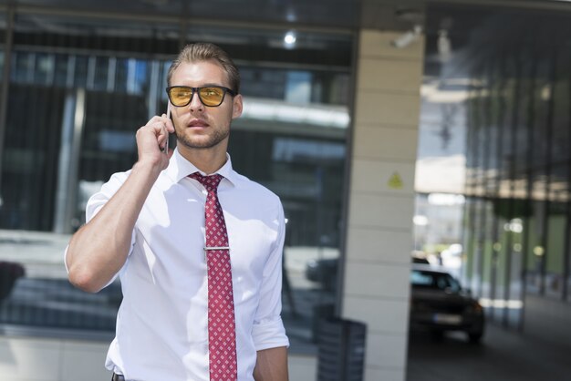 Zakenman die op de telefoon spreekt