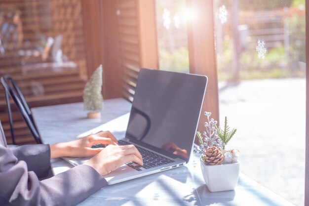 Foto zakenman die op een laptop werkt in het kantoor