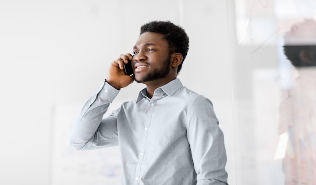 zakenman die op kantoor op een smartphone belt