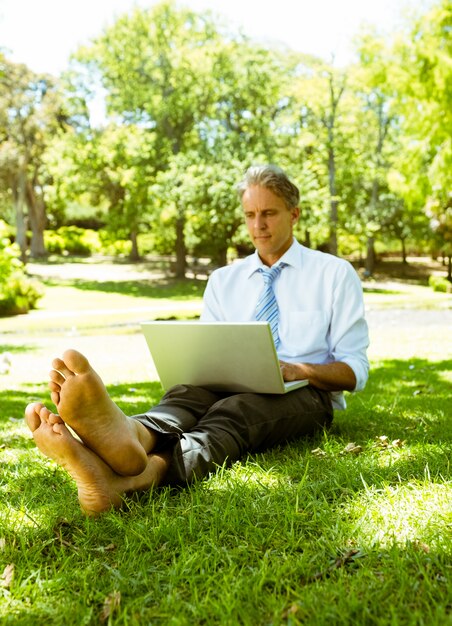 Zakenman die op laptop surft