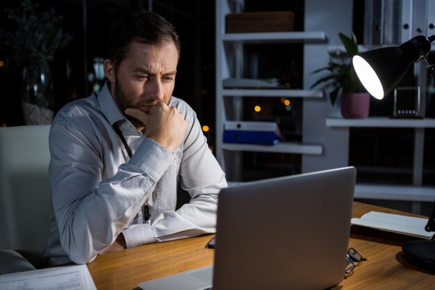 Zakenman die op laptop werkt