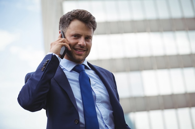 Zakenman die op mobiele telefoon spreekt