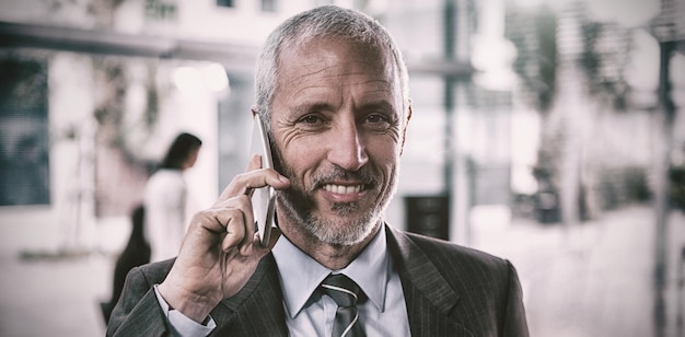 Zakenman die op mobiele telefoon