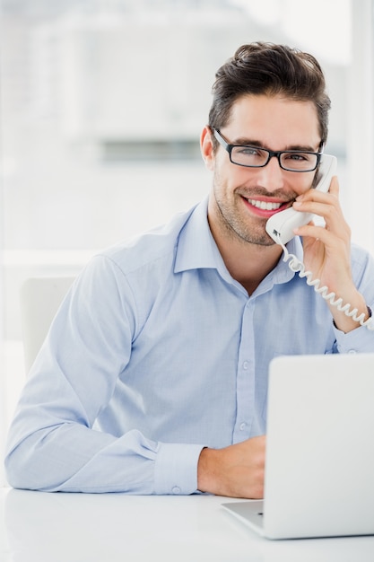 Zakenman die op telefoon spreekt