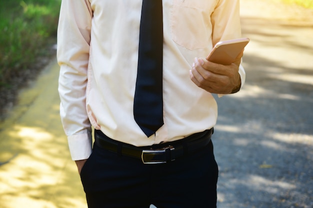 Foto zakenman die slimme telefoon houdt en online internet gebruikt