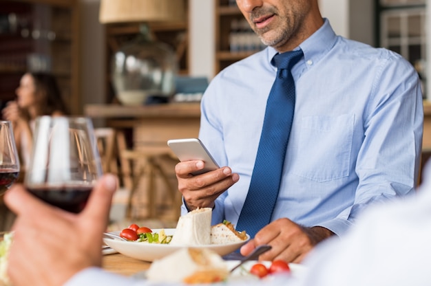 Zakenman die telefoon met behulp van