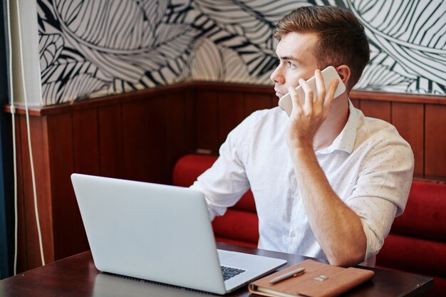 Zakenman die telefoongesprek voert