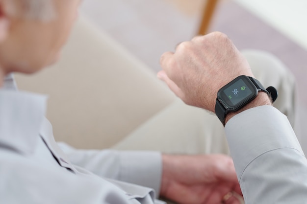 Zakenman die toepassing op Smartwatch gebruikt