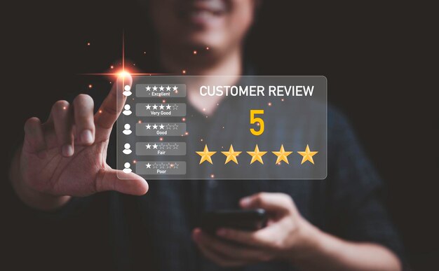 Zakenman die virtueel beeldscherm aanraakt voor uitstekende evaluatiescore van de klant na product- en serviceconcept van klantgebruik