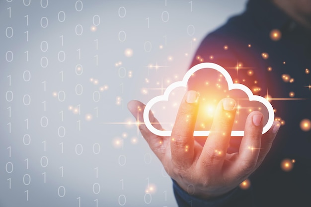 Zakenman die virtuele wolken gebruikt om gegevensinformatie over te dragen en databasebedrijf te uploaden of te downloaden met kopieerruimte Het concept van technologietransformatiedatabases