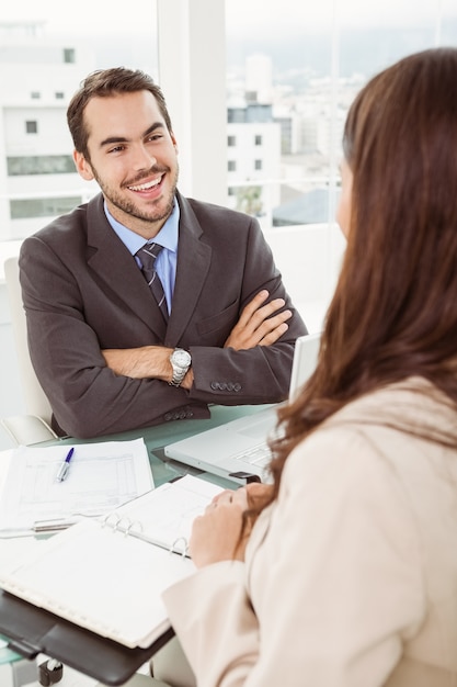 Zakenman die vrouw in bureau interviewen