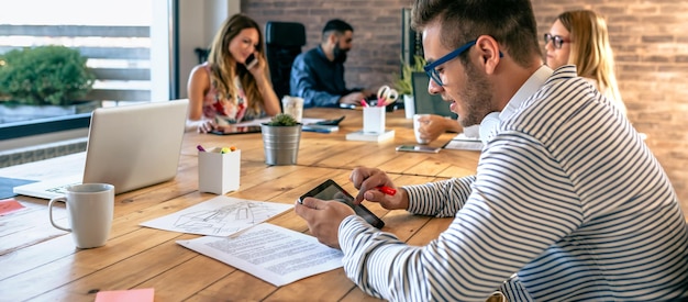 Foto zakenman die werkt in een coworking-kantoor