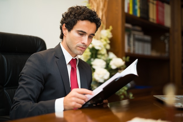 Zakenman die zijn agenda leest