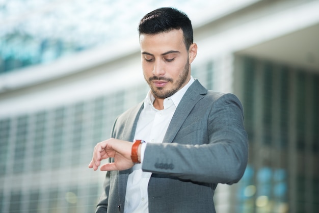 Zakenman die zijn horloge bekijkt