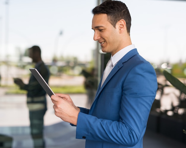 Zakenman die zijn tablet gebruikt