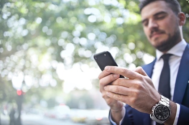 Zakenman die zijn telefoon controleert