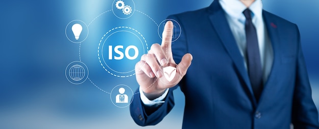 Foto zakenman dringende knop op touchscreen interface en selecteer iso