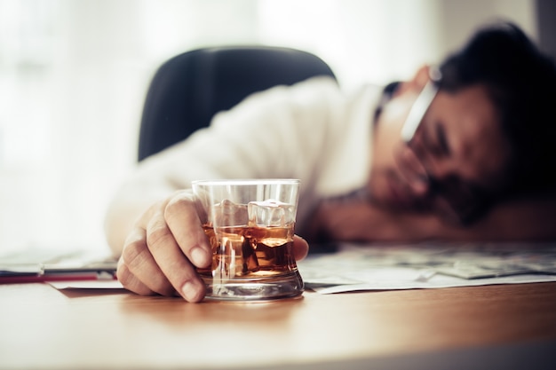 Zakenman drinken op de werkplek