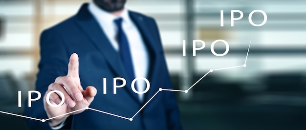 Foto zakenman drukt op de knop iipo initial public offering netwerk op de kaart