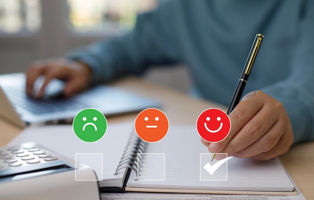 Zakenman drukt op glimlach op laptoptoetsenbord klantenservice evaluatie conceptrating naar service-ervaring op online applicatie Klantenbeoordeling tevredenheidsfeedback-enquêteNegatieve feedback