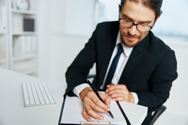 zakenman een ambtenaar werkt bij de computer executive hoge kwaliteit foto