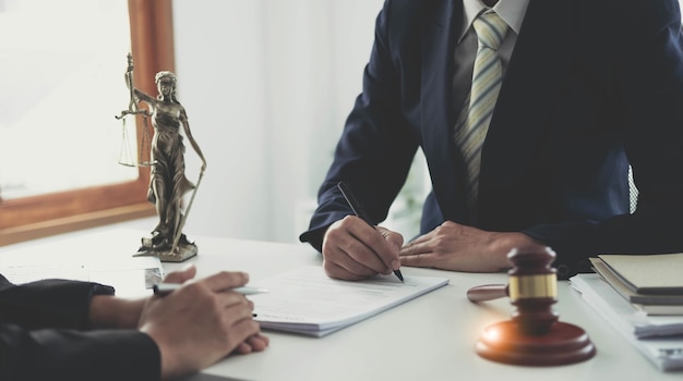 Zakenman en advocaat bespreken het contractdocument Verdrag van de wet Onderteken een contract businessxA