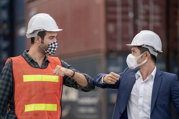 Zakenman en fabrieksarbeiders dragen in een medisch masker en veiligheid