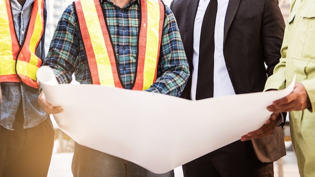 zakenman en ingenieur ontmoeting met architect en uitziend blauwdrukplan