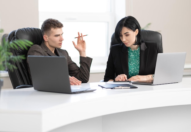 Zakenman en Onderneemstervergadering in Modern Bureau