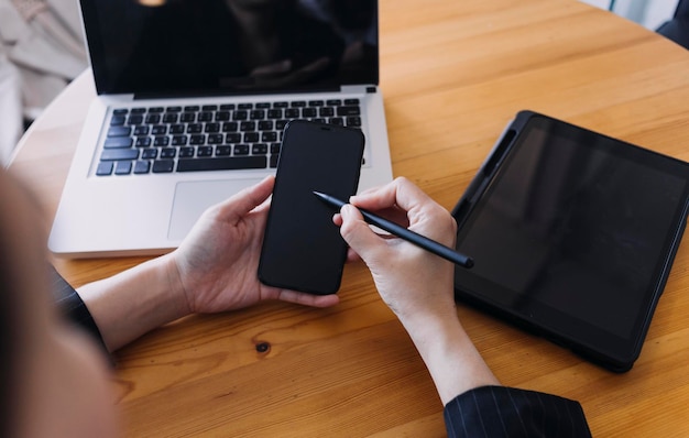 Zakenman en team analyseren financieel overzicht Financiëntaak met slimme telefoon en laptop en tablet Vermogensbeheerconcept