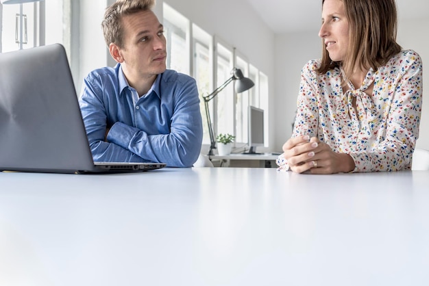 Zakenman en vrouw hebben een praatje