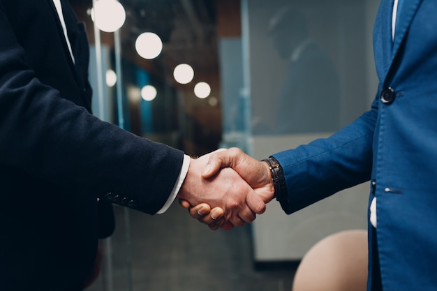 Zakenman en zakenvrouw team op kantoor vergadering. Business mensen groepsconferentie discussie zitten aan tafel met baas man en vrouw.