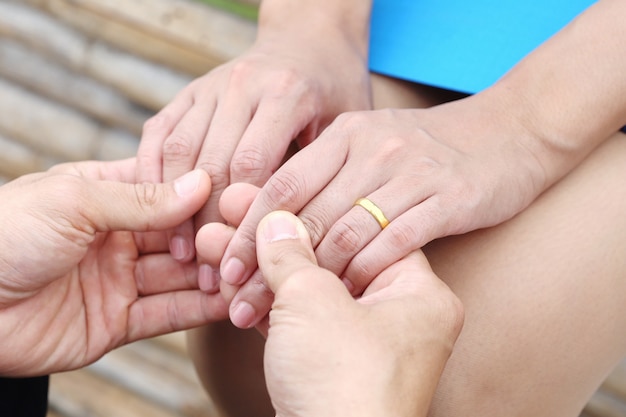 Zakenman en zakenvrouwen houden hand