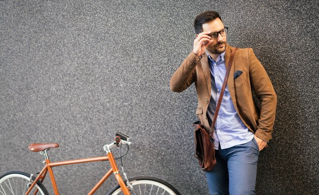 Zakenman fietsten om te werken in de ochtend. Weg naar kantoor.