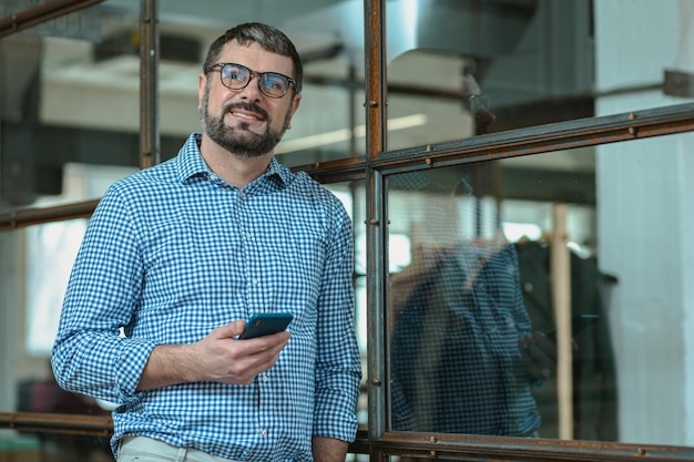 Foto zakenman gebruiken op de mobiele telefoon op kantoor