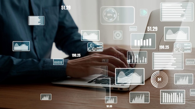 Zakenman gebruikt capabele laptopcomputer om analyse van bedrijfsgegevens te analyseren