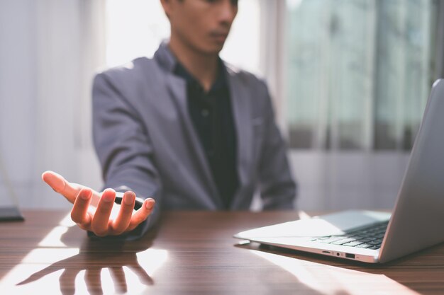 Zakenman gebruikt een computer om te werken