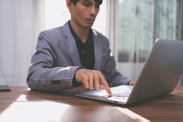 Zakenman gebruikt een computer op het werk