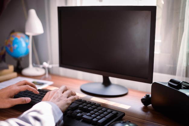 Zakenman gebruikt een computer op het werk