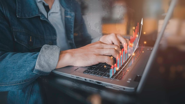 Foto zakenman gebruikt een tablet om te werken aan grafieken financiële gegevens met een groeiende technologiemarkt